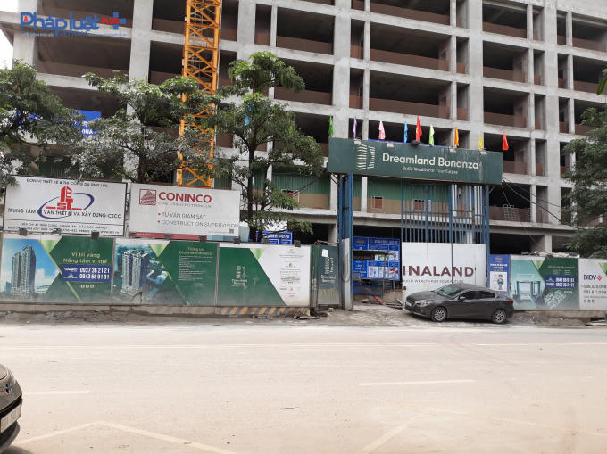 Cổng dự án tại đường Duy Tân.