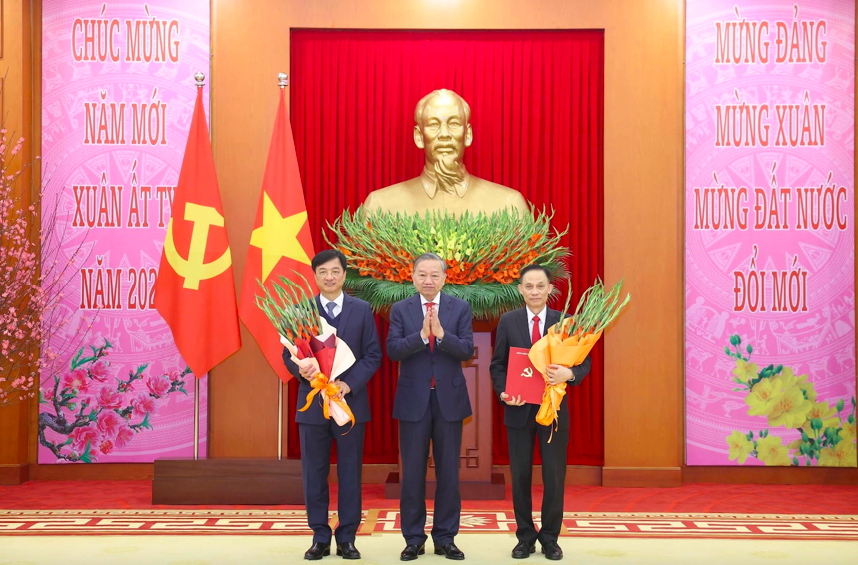 Tổng Bí thư Tô Lâm chúc mừng ông Nguyễn Duy Ngọc được bầu giữ chức ủy viên Bộ Chính trị, chủ nhiệm Ủy ban Kiểm tra Trung ương. Tổng Bí thư cũng trao quyết định về chức năng, nhiệm vụ, tổ chức bộ máy của Văn phòng Trung ương Đảng và chúc mừng ông Lê Hoài Trung, Bí thư Trung ương Đảng, được bổ nhiệm giữ chức chánh Văn phòng Trung ương Đảng - Ảnh: TTXVN