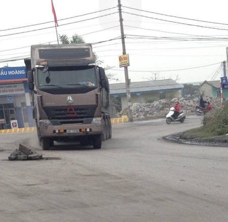Người dân đã phải dùng đá đặt trên mặt đường nhằm ngăn chặn xe quá khổ quá tải hoành hành.