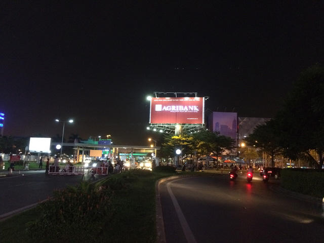 Lối vào nhà ga quốc nội sân bay Tân Sơn Nhất "dễ thở" hơn ban ngày rất nhiều