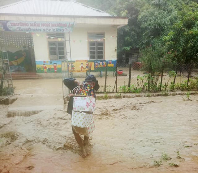Giáo viên mầm non sơ tán đồ dùng dạy học ở bản Xốp Xăng.