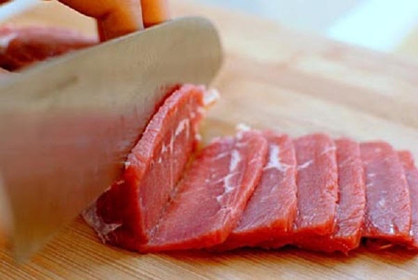 "Những loại thì được các thương lái “hô biến” hoặc ngâm nước, hoặc tẩy hóa chất ta sẽ nhận thấy rất rõ nó không có sự đàn hồi trên bề mặt miếng thịt" theo PGS.TS Nguyễn Duy Thịnh. Ảnh: minh họa