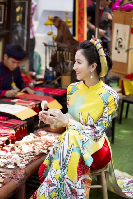 &Aacute; hậu H&agrave; Thu xin chữ cầu b&igrave;nh an v&agrave; th&agrave;nh c&ocirc;ng trong năm mới