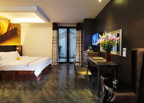 Bên cạnh việc kinh doanh của mình, cô cũng tham gia quản lí việc kinh doanh cùng chồng mình. Ảnh: internet.