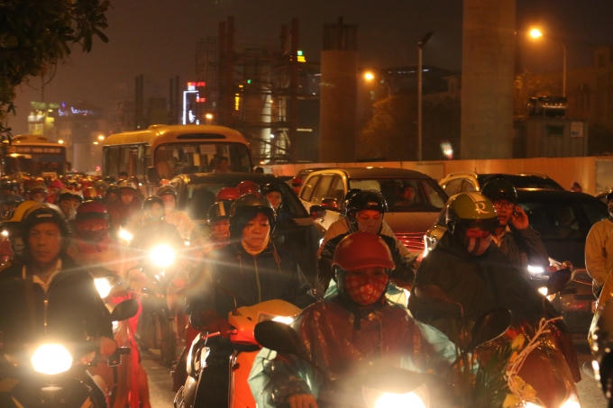 Đường đã hẹp, này lại còn bị lấy thêm để xây nhà ga, vì vậy ùn tắc thêm nghiêm trọng hơn.