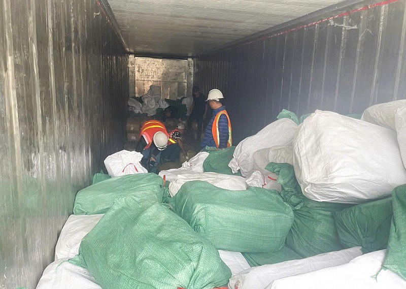 Container hàng cải trang nhằm qua mắt hải quan.