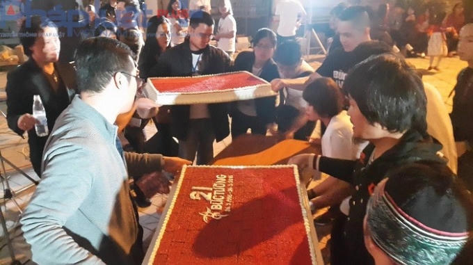 19h00': Chiếc bánh sinh nhật 21 tuổi của ban nhạc Bức Tường đã có mặt tải buổi lễ. Ảnh: Vũ Quang.