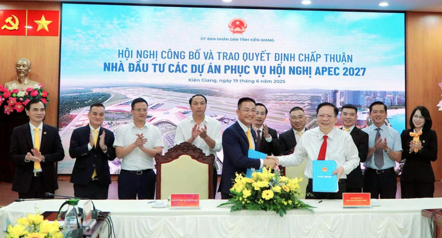 Đại diện Công ty TNHH Mặt trời Phú Quốc và Ban quản lý khu kinh tế Phú Quốc ký kết phối hợp thực hiện 2 Dự án Khu đô thị hỗn hợp Bãi Đất đỏ và Dự án Khu đô thị hỗn hợp du lịch sinh thái Núi Ông Quán