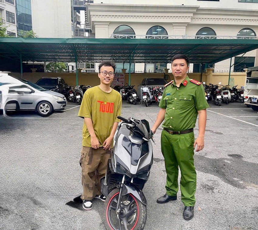 Công an phường Tây Hồ bàn giao lại tài sản cho người dân bỏ quên.