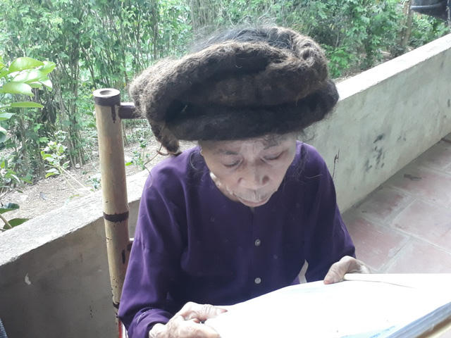 Tuy đã 81 tuổi nhưng cụ Nghiên còn khá minh mẫn, vẫn đọc được sách.