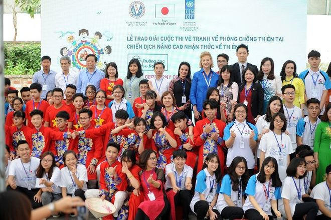Các em học sinh chụp ảnh tại lễ trao giải