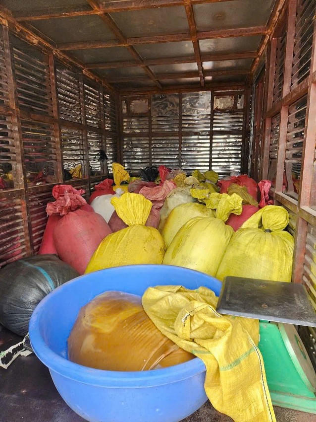 Các bao tải chứa tóp mỡ động vật bẩn.