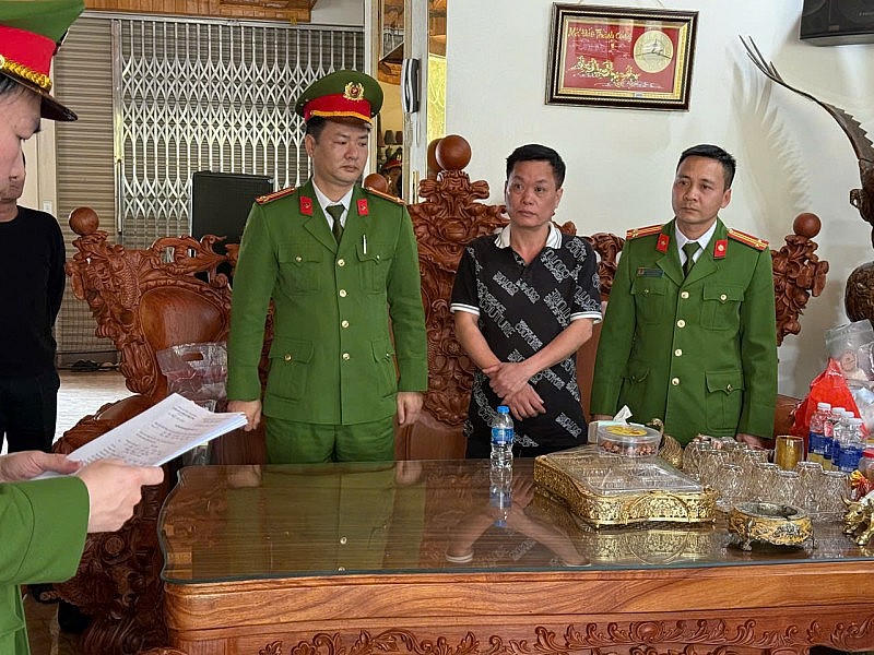 Cơ quan Công an tỉnh Thái Bình đọc lệnh bắt tạm giam đối với Bùi Quốc Tuấn