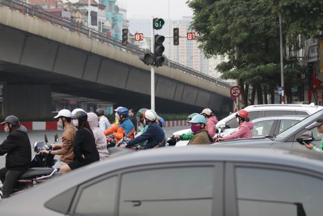 Cảnh người dân chen chúc đợi đèn đỏ ở ngã tư Nguyễn Chí Thanh - Đường Láng.