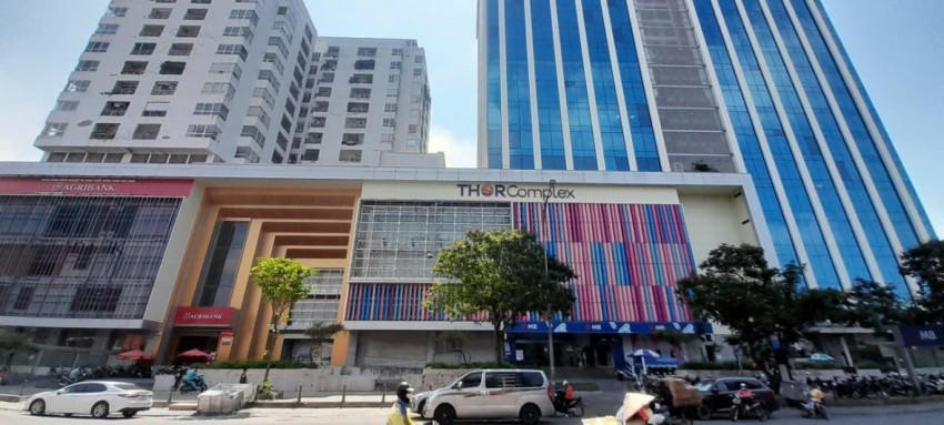 Mặt trước của Trung tâm thương mại Chợ Mơ.