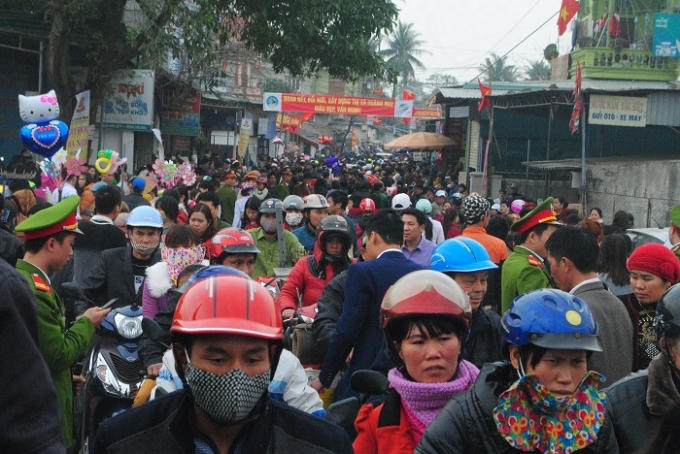 Giao thông trước đền Cờn tắc nghẽn. (Ảnh Duy Ngợi).