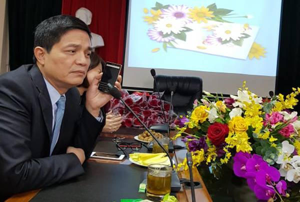 Ông Nguyễn Thanh Phong, Cục trưởng Cục An toàn thực phẩm nhận được cuộc gọi tư vấn về sản phẩm bảo vệ sức khỏe Bà Dung ngay trong cuộc họp.