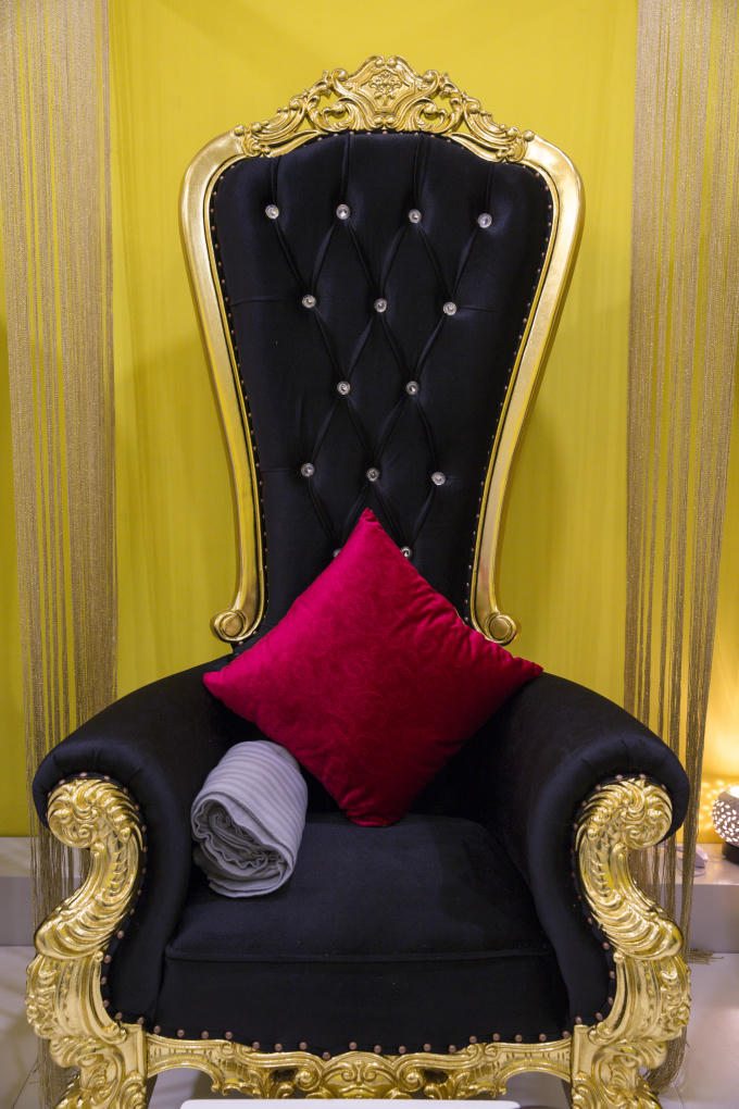 Đến với V Nail Spa bạn không chỉ được trải nghiệm những dịch vụ làm Nail tốt nhất, có 1-0-2 tại Việt Nam mà còn được hoà mình vào không gian sang trọng, đẳng cấp theo phong cách hoàng gia.