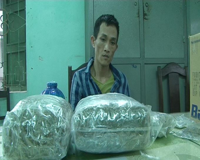 Đối tượng Tân cùng tang vật.