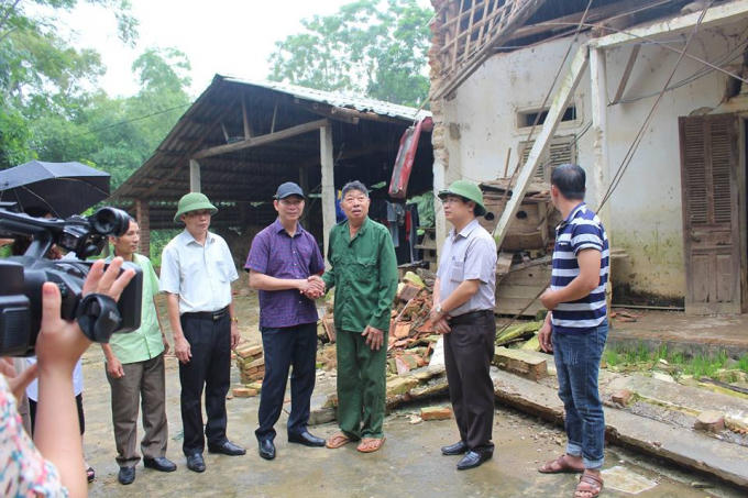 FC Báo chí Phú Thọ đến tận nhà thăm và trao quà động viên hộ gia đình bị sập nhà tại xã Sơn Hùng.