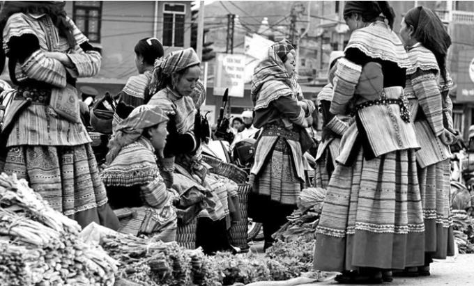 Đứa trẻ nơi x&oacute; n&uacute;i vấp ng&atilde; v&igrave; vướng lời nguyền hoa anh t&uacute;c