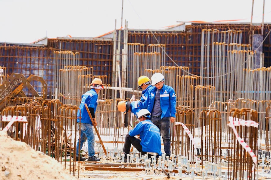 Các nhóm thi công đang tập trung hoàn thiện các hạng mục kỹ thuật đòi hỏi độ chính xác cao