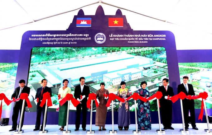 Vinamilk vừa khánh thành nhà máy sữa Angkor tại Phnom Penh, Campuchia sau 10 năm thâm nhập và tìm hiểu thị trường này.