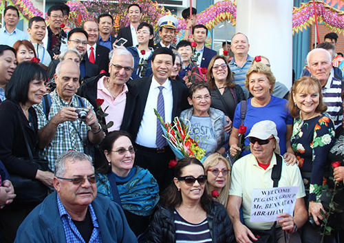 Chủ tịch Quảng Ninh cùng du khách rạng rỡ “Nụ cười Hạ Long”.