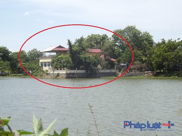 Một công trình đồ sộ, nhô ra mọc ngay trong lòng hồ thủy lợi Quan Sơn.