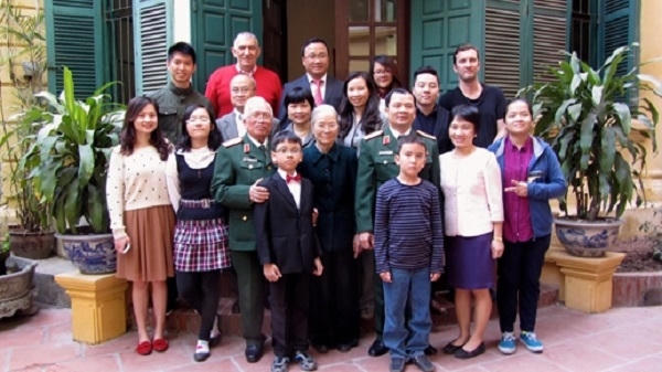Trung tướng Khuất Duy Tiến cùng vợ và các con, cháu.