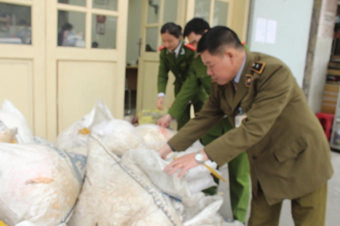 Đội quản lý thị trường số 2 đang tiến hành kiểm tra lô hàng bị bắt giữ.