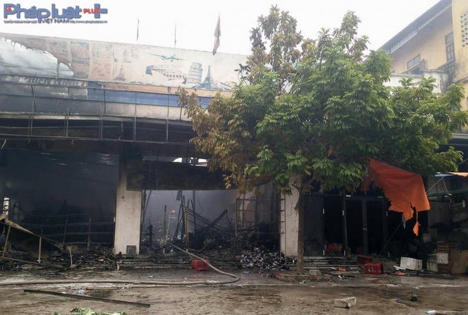 Vụ cháy làm trơ trụi lại những bức tường đen.