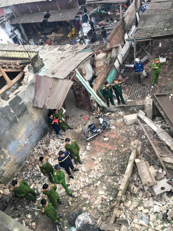 Sáng ngày 3/1, cơ quan chức năng đã có mặt tiếp cận hiện trường và tìm hiểu nguyên nhân vụ việc. Ảnh Vinh Khoa.