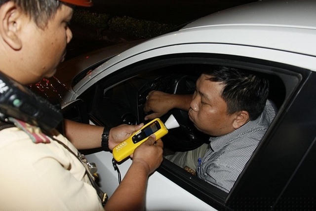 Công an TPHCM kiểm tra nồng độ cồn của người tham gia giao thông. Ảnh: CATPHCM