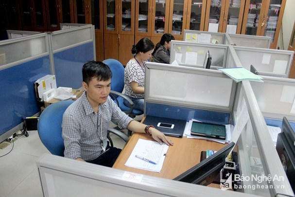 Cán bộ Chi cục Thuế Vinh xử lý hồ sơ doanh nghiệp. Ảnh: Quang An.