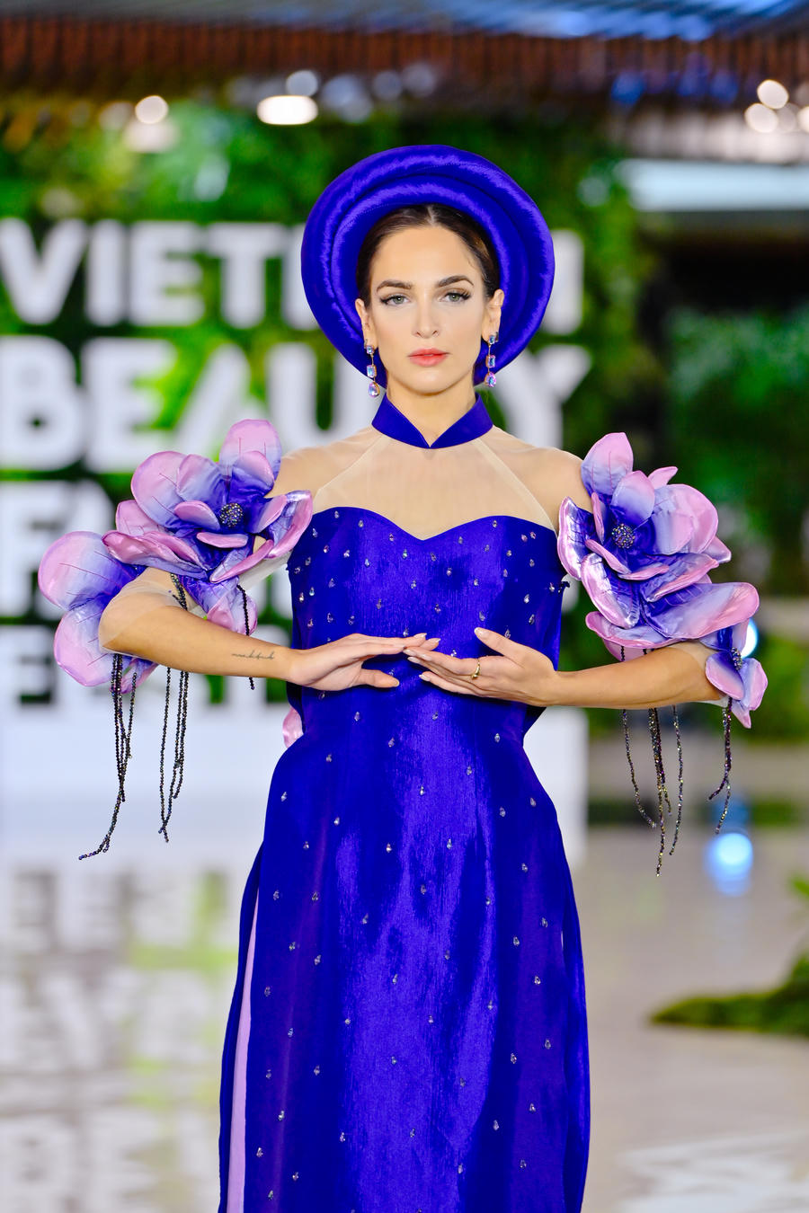 Thêm vào đó là những chi tiết tạo khối phồng, đắp nổi, trần nổi, khối tích và tỷ lệ to lớn hơn tạo điểm nhấn và sử dụng đa dạng chất liệu ứng dụng công nghệ để thiết kế tà áo dài kết hợp với họa tiết chim công, chim phượng, rồng uy nghi, hoa văn họa tiết cổ…