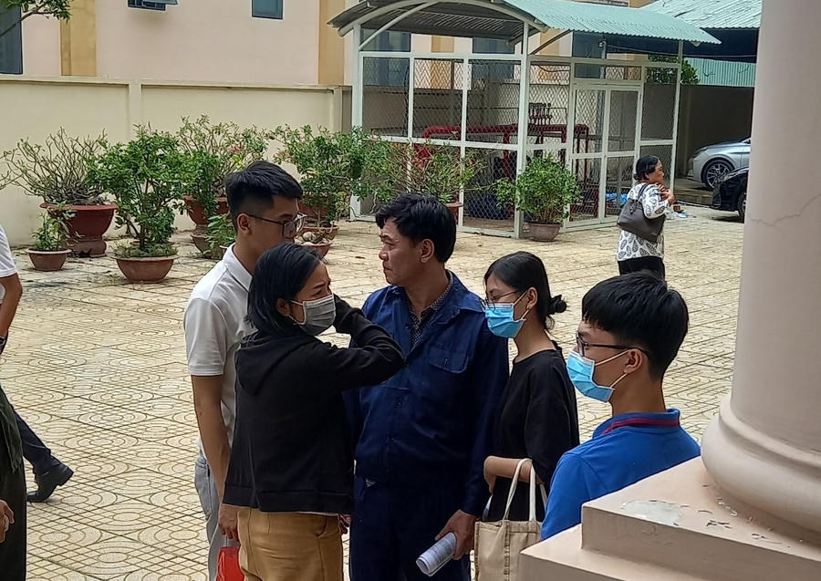 Bị cáo Tuấn tranh thủ gặp người thân tại phiên tòa.