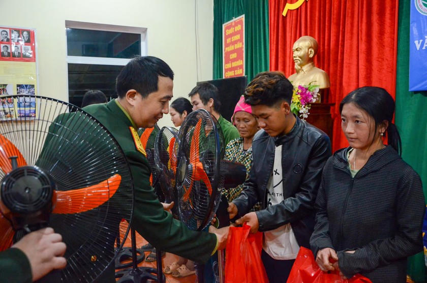 Thượng tá Trần Quang Huy, Bí thư Đảng uỷ, Chính uỷ Trung tâm 586 trao quà cho các gia đình có hoàn cảnh khó khăn trong địa bàn.