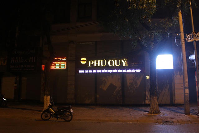 Tuy nhiên, cùng khung giờ sáng sớm, nhiều cửa hàng vẫn lặng im như tờ, chưa mở cửa.