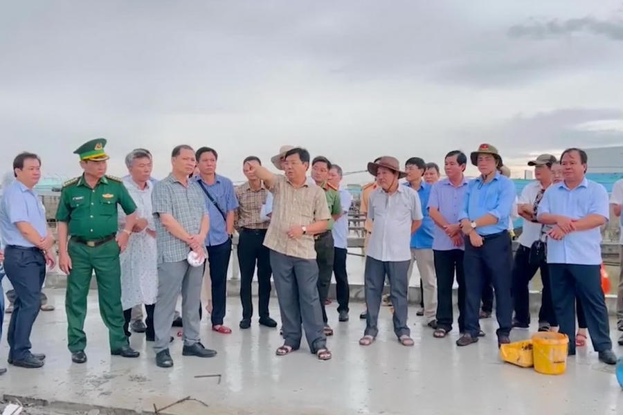 Ông Nguyễn Tiến Hải - Bí thư Tỉnh uỷ Cà Mau cùng lãnh đạo UBND tỉnh, Sở, ban, ngành tỉnh và huyện Trần Văn Thời khảo sát thực tế tại công trình xây dựng Cụm tượng đài chuyến tàu Tập kết ra Bắc.