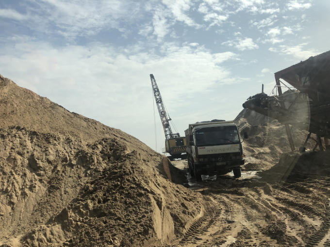 Mặc dù bị xử lý nhiều lần, nhưng bến thủy nội địa Nguyễn Thị Nga vẫn ngang nhiên hoạt động. (Ảnh: Anh Tuấn)