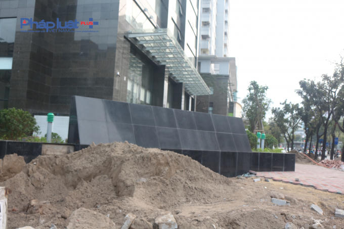 Phía bên ngoài, Dự án vẫn chưa được lắp biển tên.