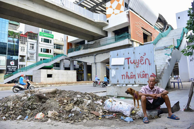 Bãi rác trước lối lên nhà ga Hoàng Cầu.