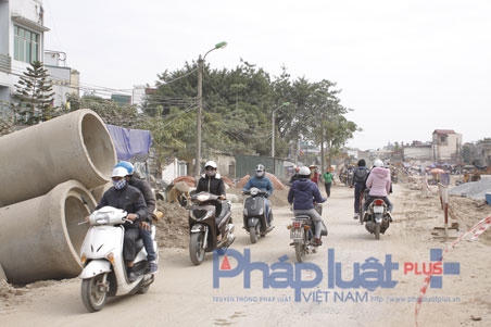 Ai đi qua con đường này cũng phải bịp khẩu trang kín mít.