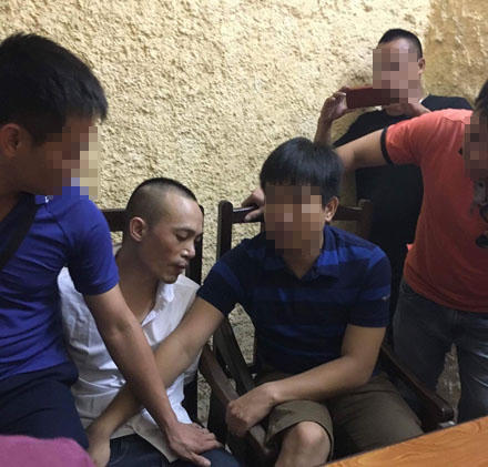 Thọ "sứt" (áo trắng) sa lưới sau gần một tuần bỏ trốn.