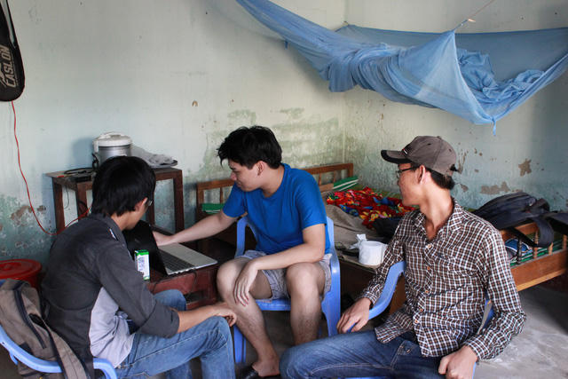 Sinh viên chấp nhận ở ghép đông người dù chật chội, nóng bức.