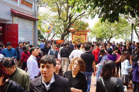 Người dân nô nức du xuân lễ Phủ Tây Hồ chiều mùng 3 Tết
