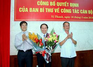 Thứ Trưởng Bộ Tư pháp - Nguyễn Khánh Ngọc và Bí thư Tỉnh ủy, Chủ tịch UBND tỉnh Hậu Giang - Lữ Văn Hùng tặng hoa chúc mừng đồng chí Lê Tiến Châu .