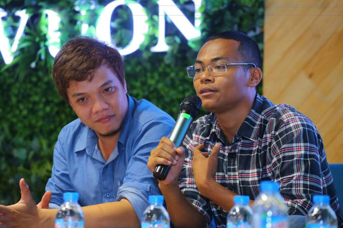 Blogger Nguyễn Ngọc Long (bên phải) trong ngày ra mắt sách “Thành công theo cách khác”.