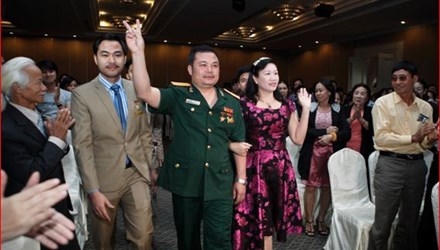 Lê Xuân Giang (người mặc quân phục, tự đeo hàm Đại tá), Chủ tịch HĐQT Công ty Liên kết Việt, khiến nhiều người lầm tưởng Liên Kết Việt là Cty của Bộ Quốc Phòng.(Ảnh: VNN)